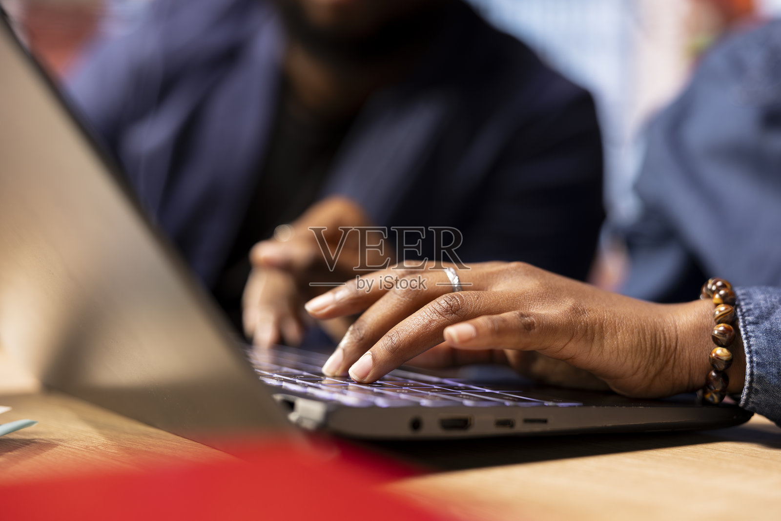 非裔美国男女在家办公室分析在线商业趋势照片摄影图片