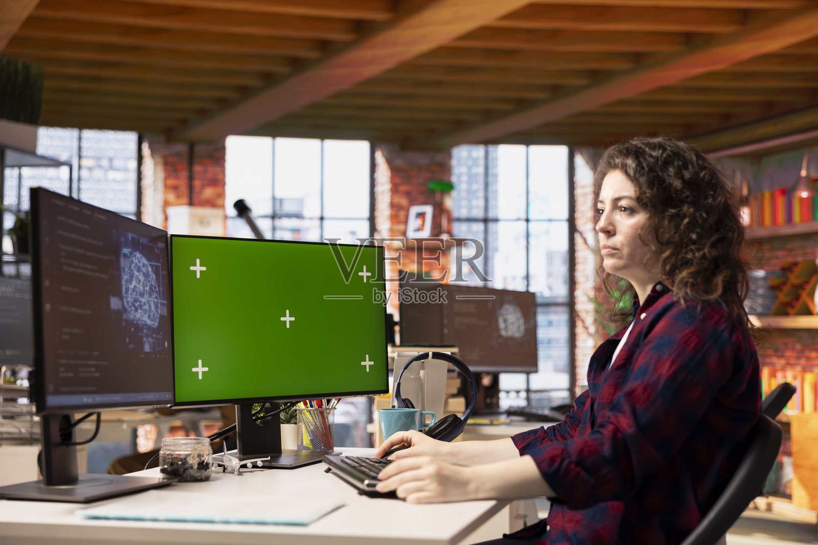 系统管理员在人工智能科技初创公司使用隔离屏幕的电脑照片摄影图片