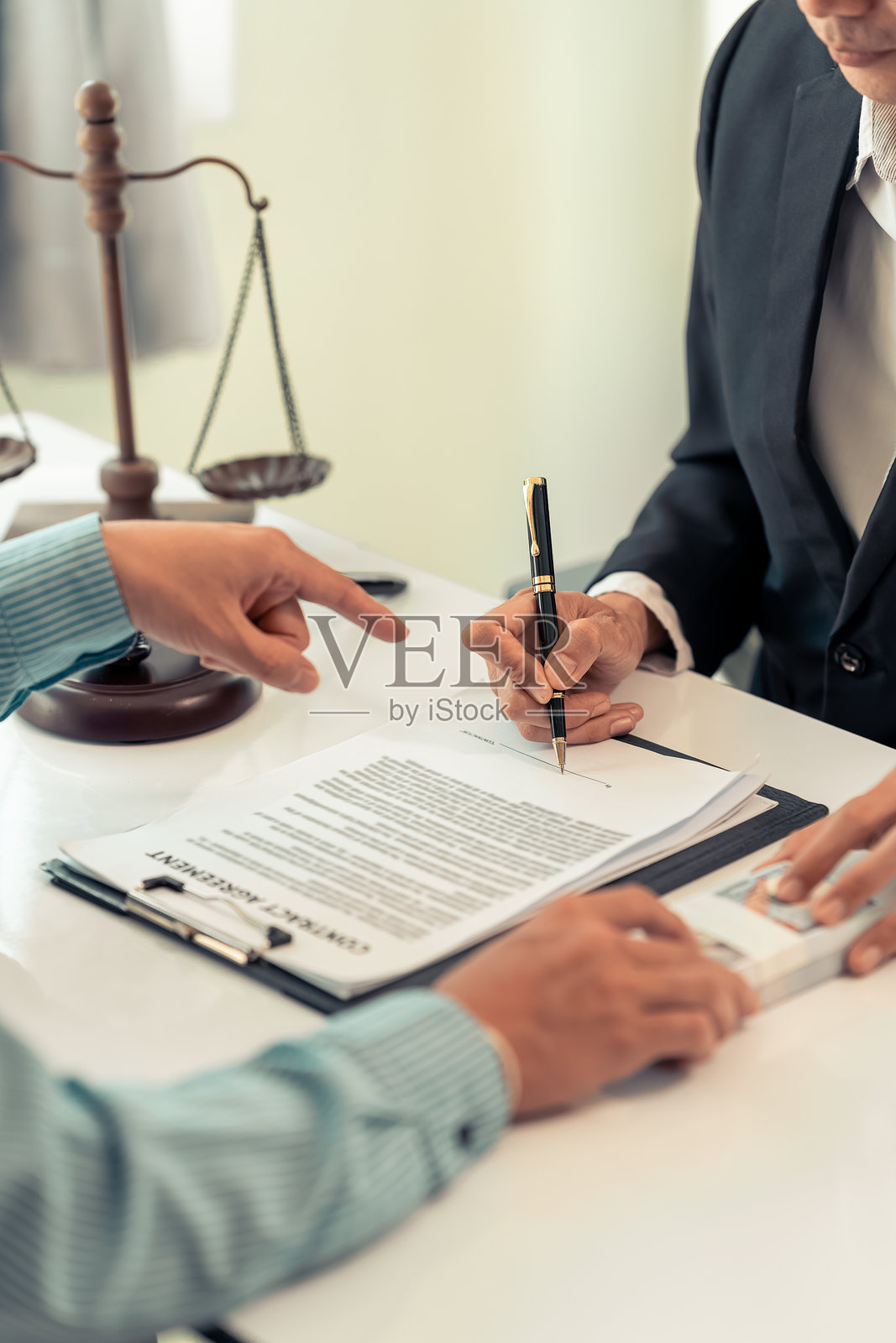 咨询与公正。律师与商人在进行咨询和谈判。法槌特写。男性律师或法官在现代办公室的桌子上阅读案件文件。照片摄影图片