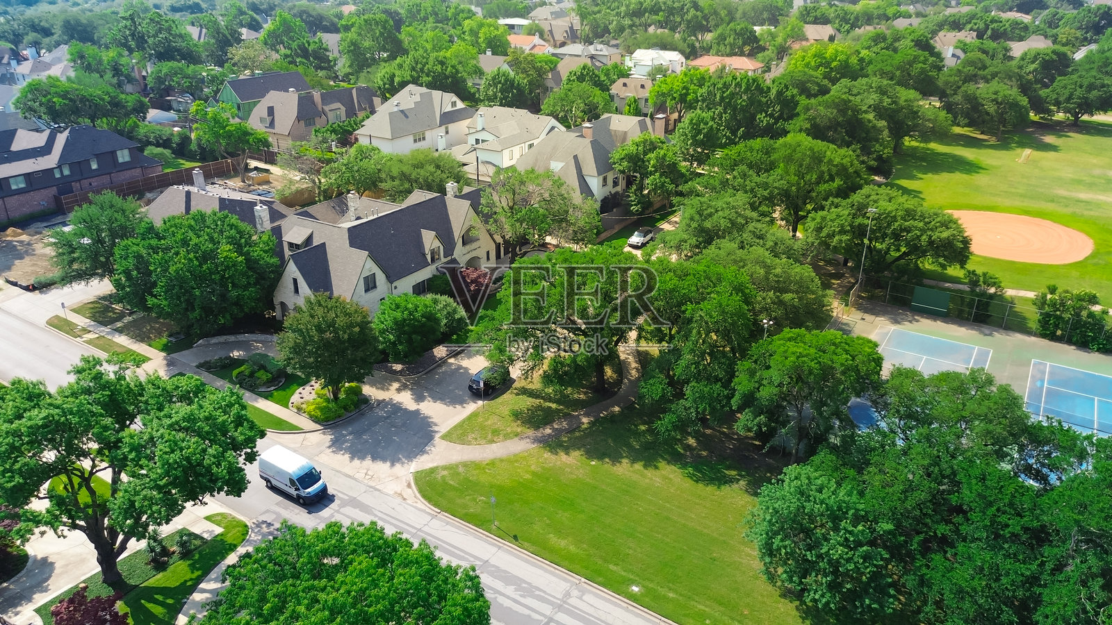 德克萨斯州普雷斯顿霍洛的高档住宅社区，靠近市中心公园，拥有网球场和棒球场，环境优美，绿树成荫，奢华生活的成熟景观。照片摄影图片