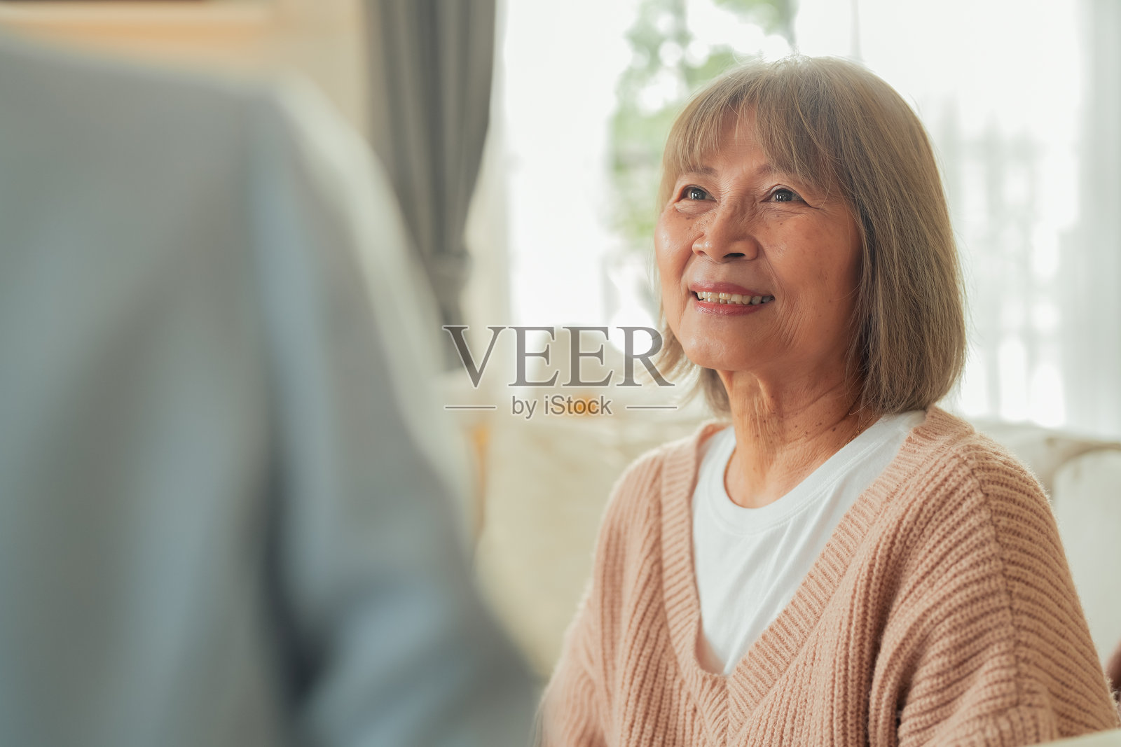 亚洲退休老人与财务顾问交谈，真实场景中的亚洲老年夫妇希望在家中讨论退休计划管理。照片摄影图片