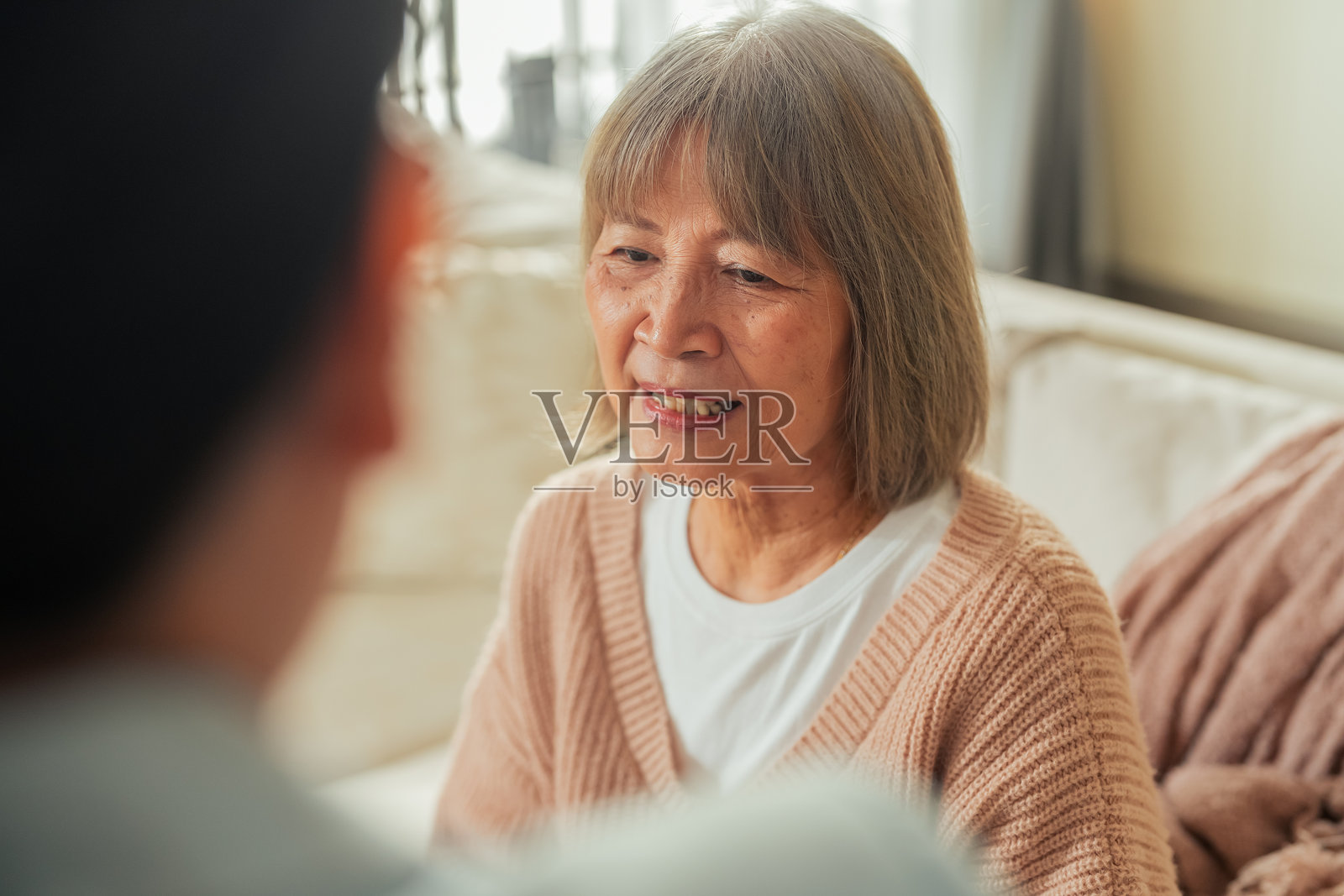 亚洲退休老人与财务顾问交谈，真实的场景展示了一对亚洲老年夫妇希望在家中讨论退休计划管理。照片摄影图片