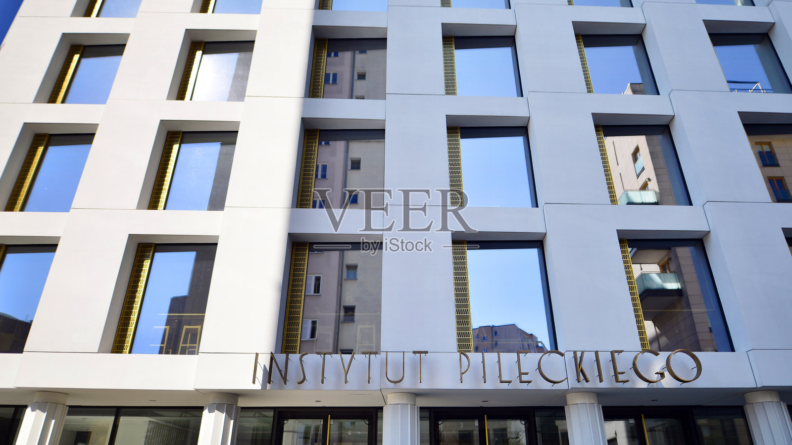 霓虹灯招牌,上面写着:Instytut Pileckiego。照片摄影图片