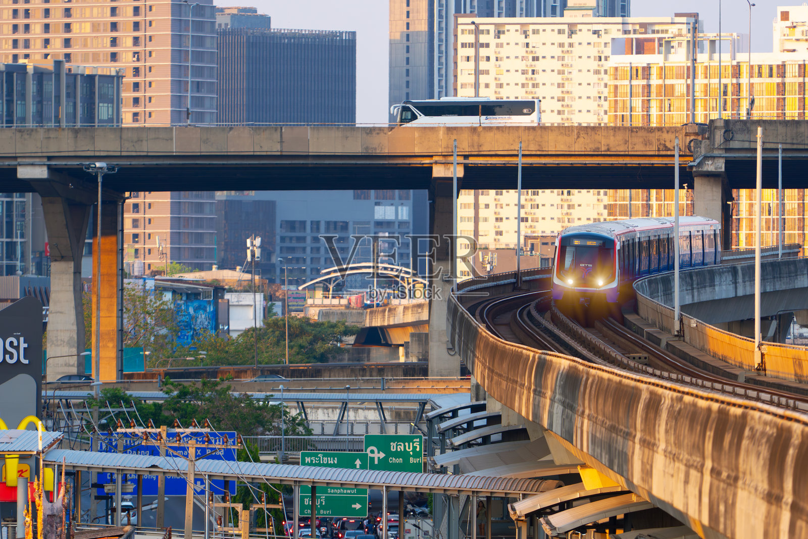 绿色线BTS轻轨即将到达曼谷素坤逸Bangjak BTS轻轨站照片摄影图片