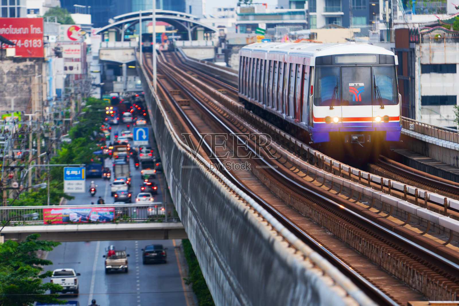 绿色线BTS轻轨即将到达曼谷素坤逸Bangjak BTS轻轨站照片摄影图片