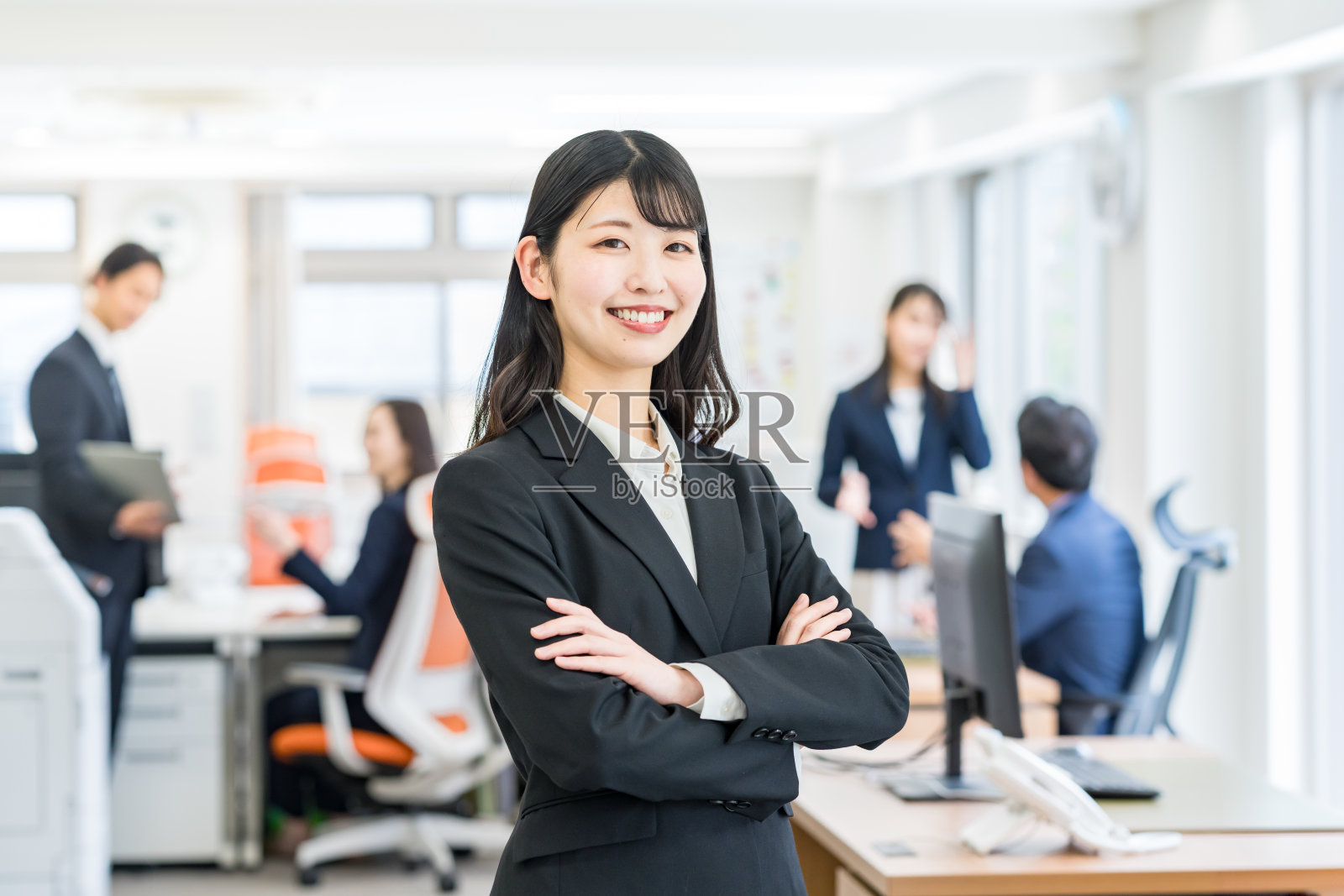 在办公室工作的女商人照片摄影图片