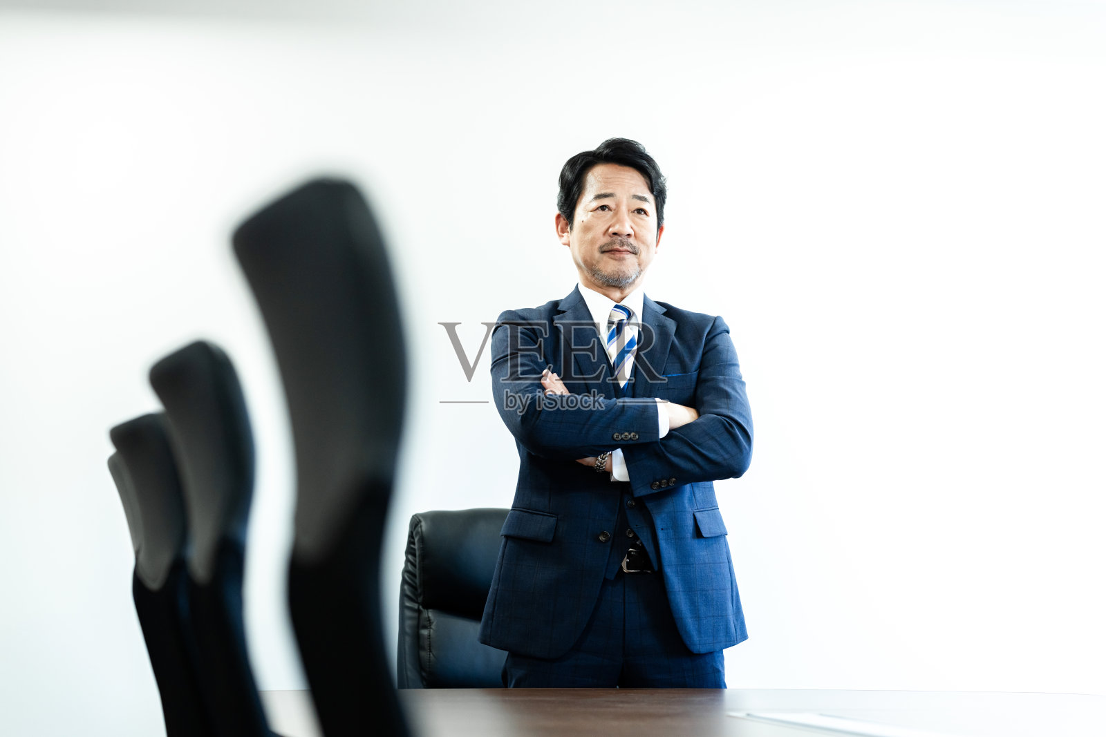 商人抱着手臂照片摄影图片