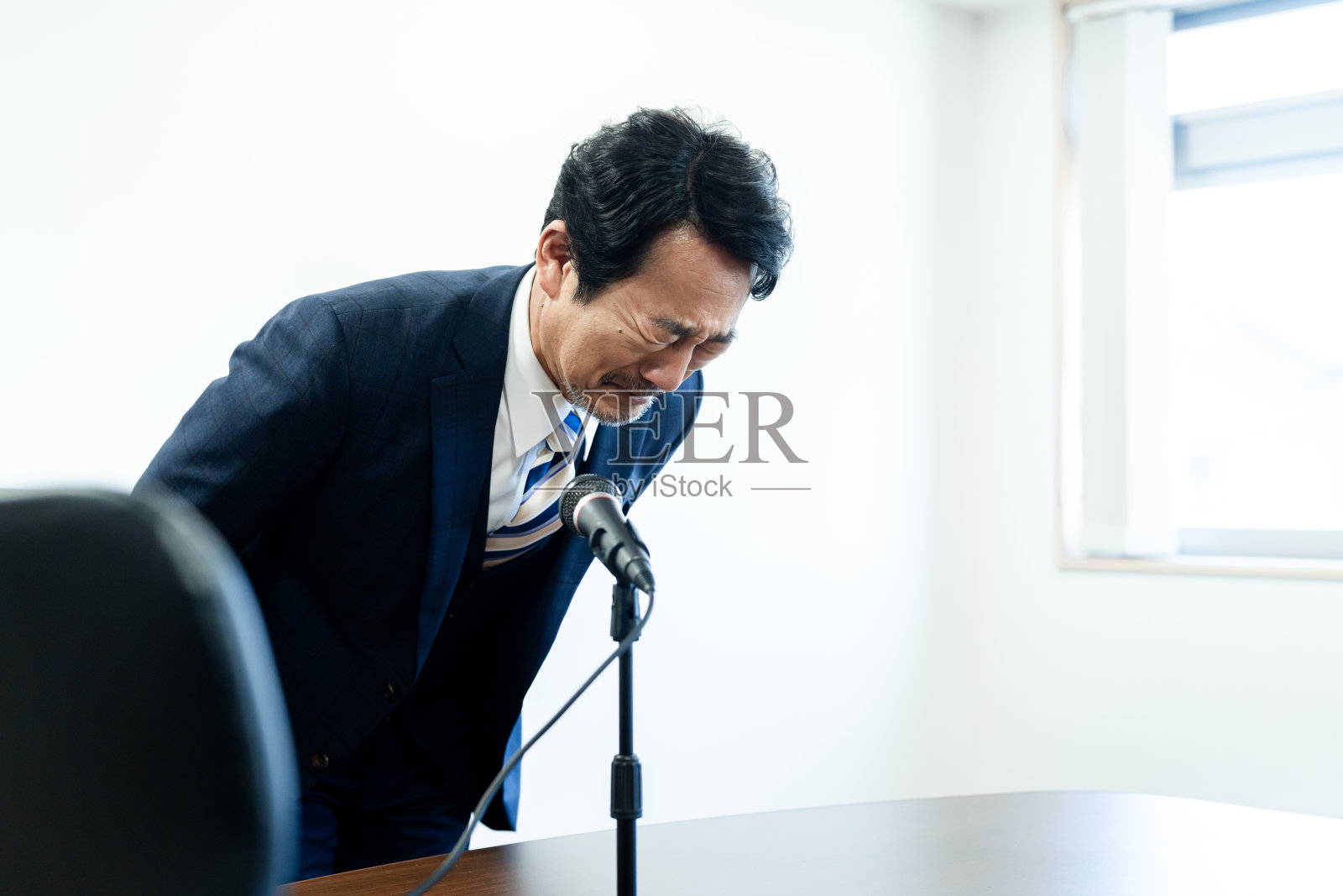 商人道歉照片摄影图片