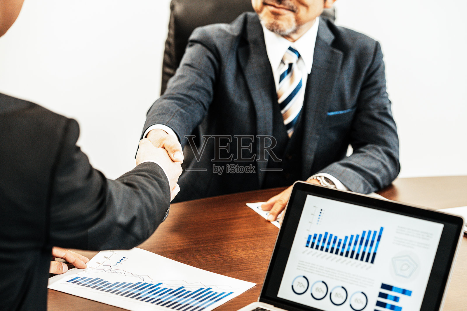 商人握手照片摄影图片