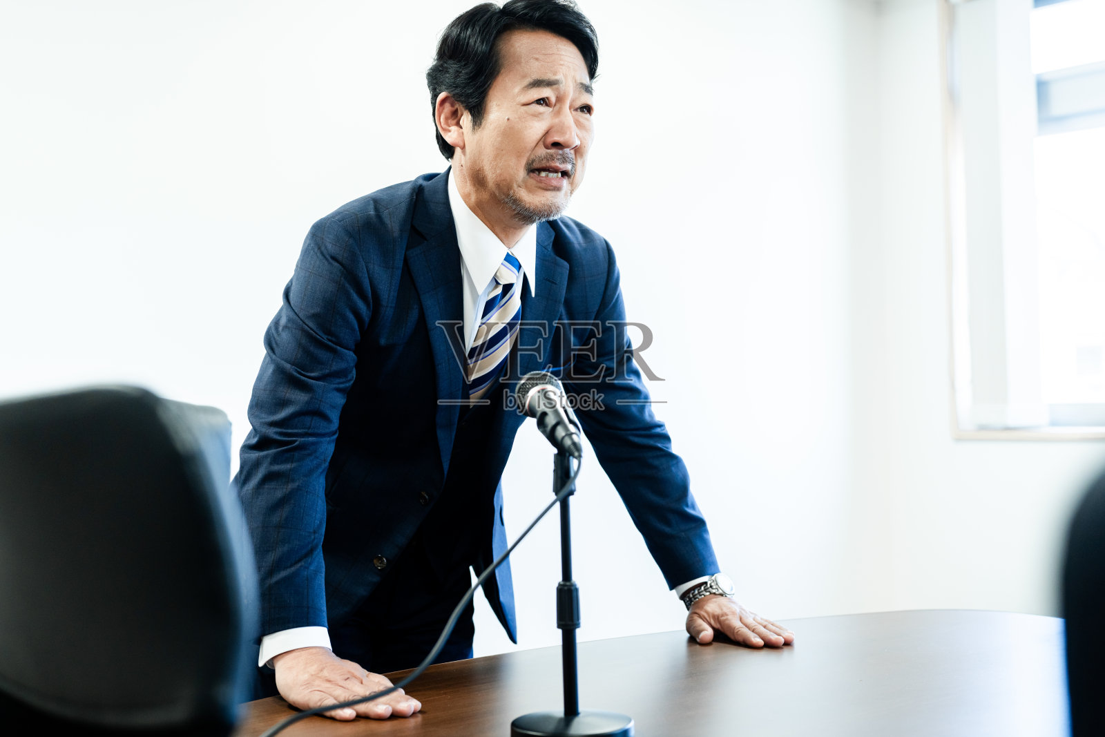 商人道歉照片摄影图片