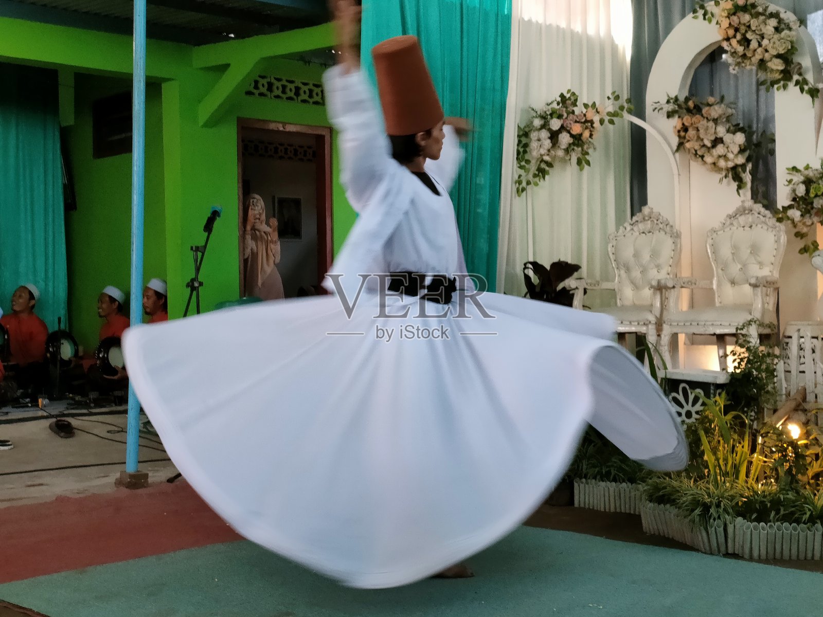 婚礼舞台上的鲁米舞蹈表演照片摄影图片