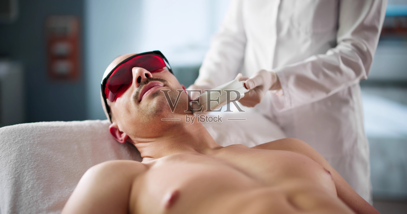 男性面部毛发去除 - 医疗激光治疗照片摄影图片