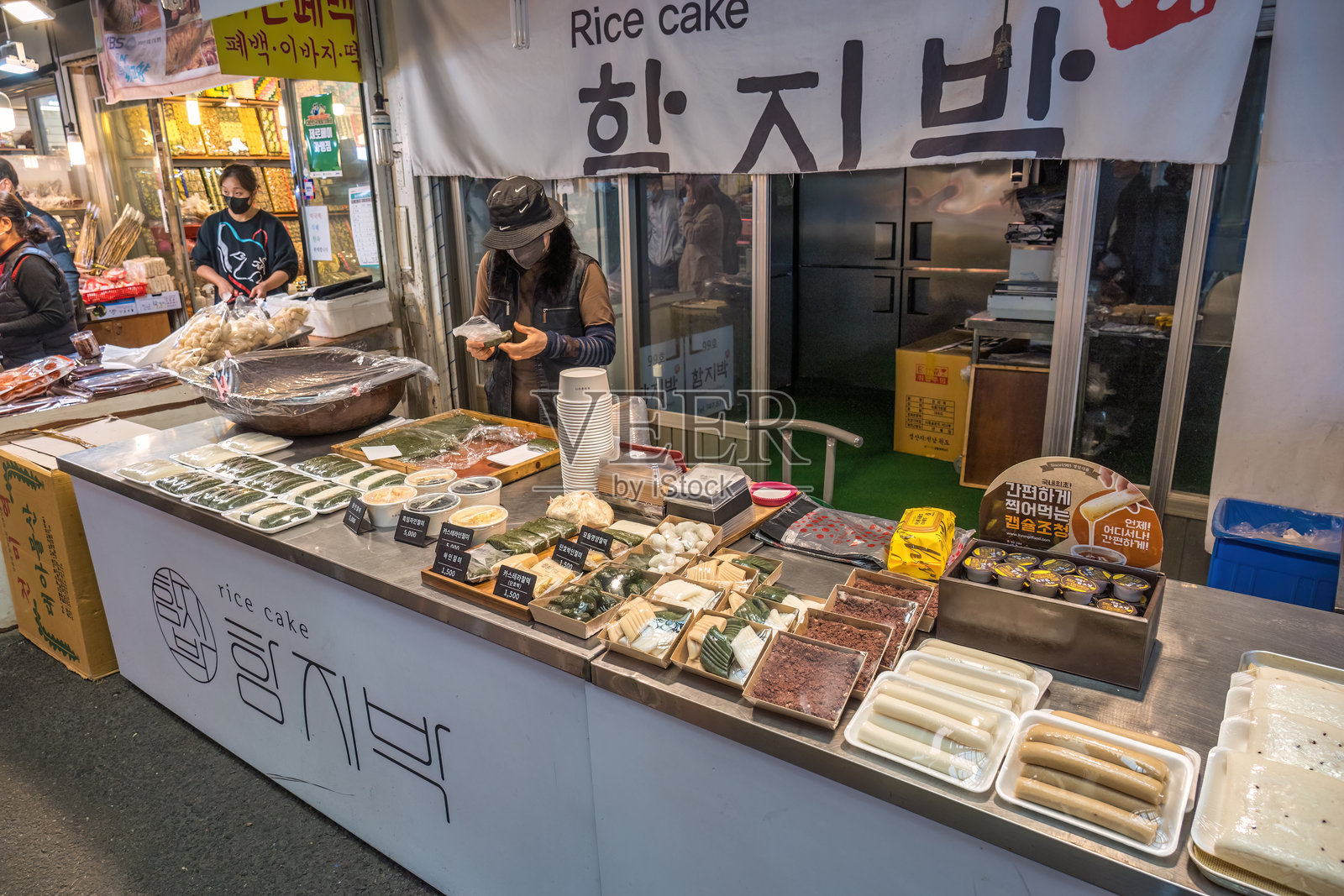 韩国首尔光场市场的食品和原料商店，吸引了许多游客照片摄影图片