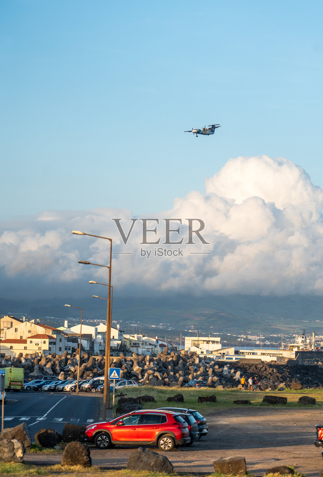 SATA飞机飞越海滨小镇照片摄影图片