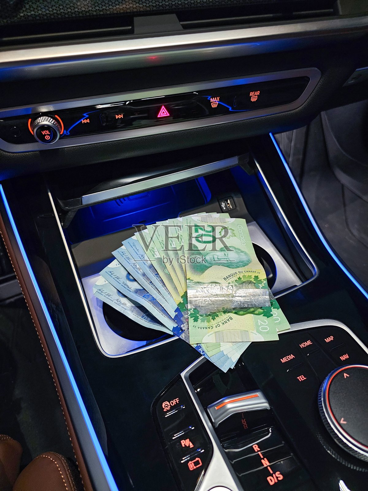 汽车控制台中的现金储藏，二十美元钞票清晰可见，财务安全照片摄影图片