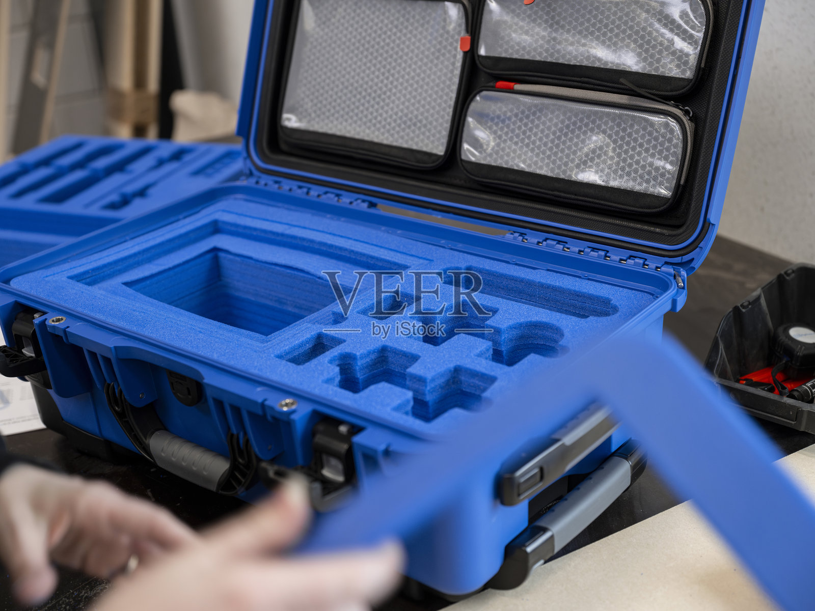 蓝色保护设备箱，配有定制泡沫插垫以便于装备整理照片摄影图片