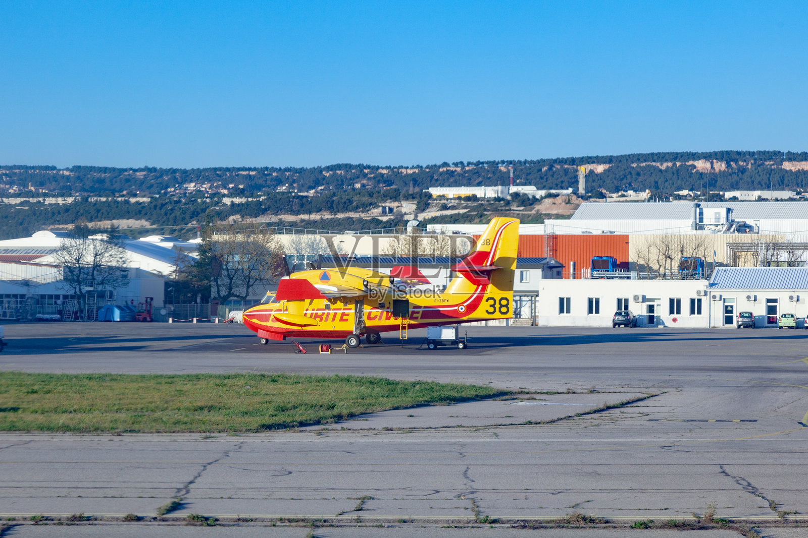 马赛普罗旺斯机场，俯瞰飞机和现代新航站楼照片摄影图片