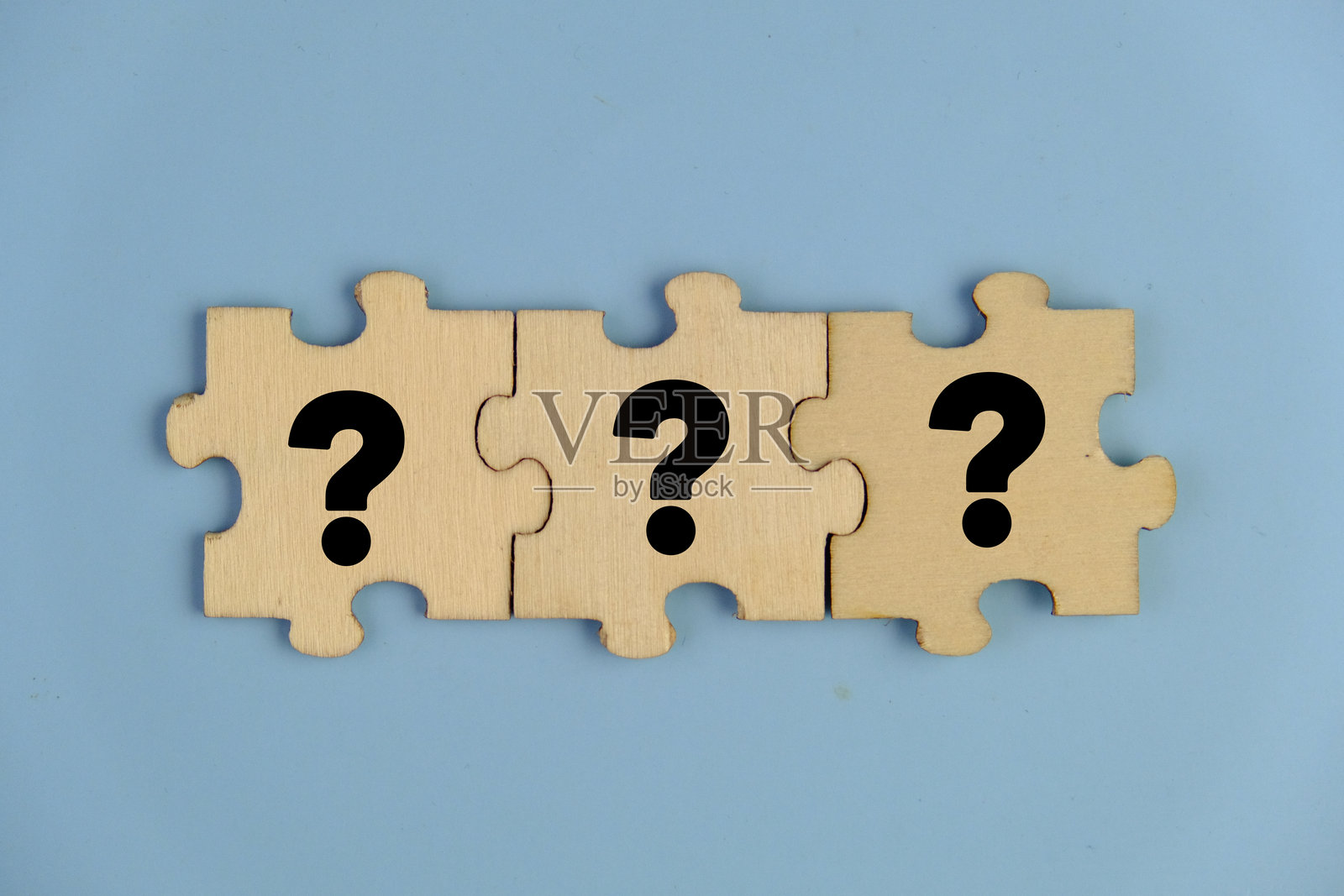 带有问号符号的木质拼图。问题、常见问题解答、问答、困惑和解决方案的概念。问与答的概念。照片摄影图片