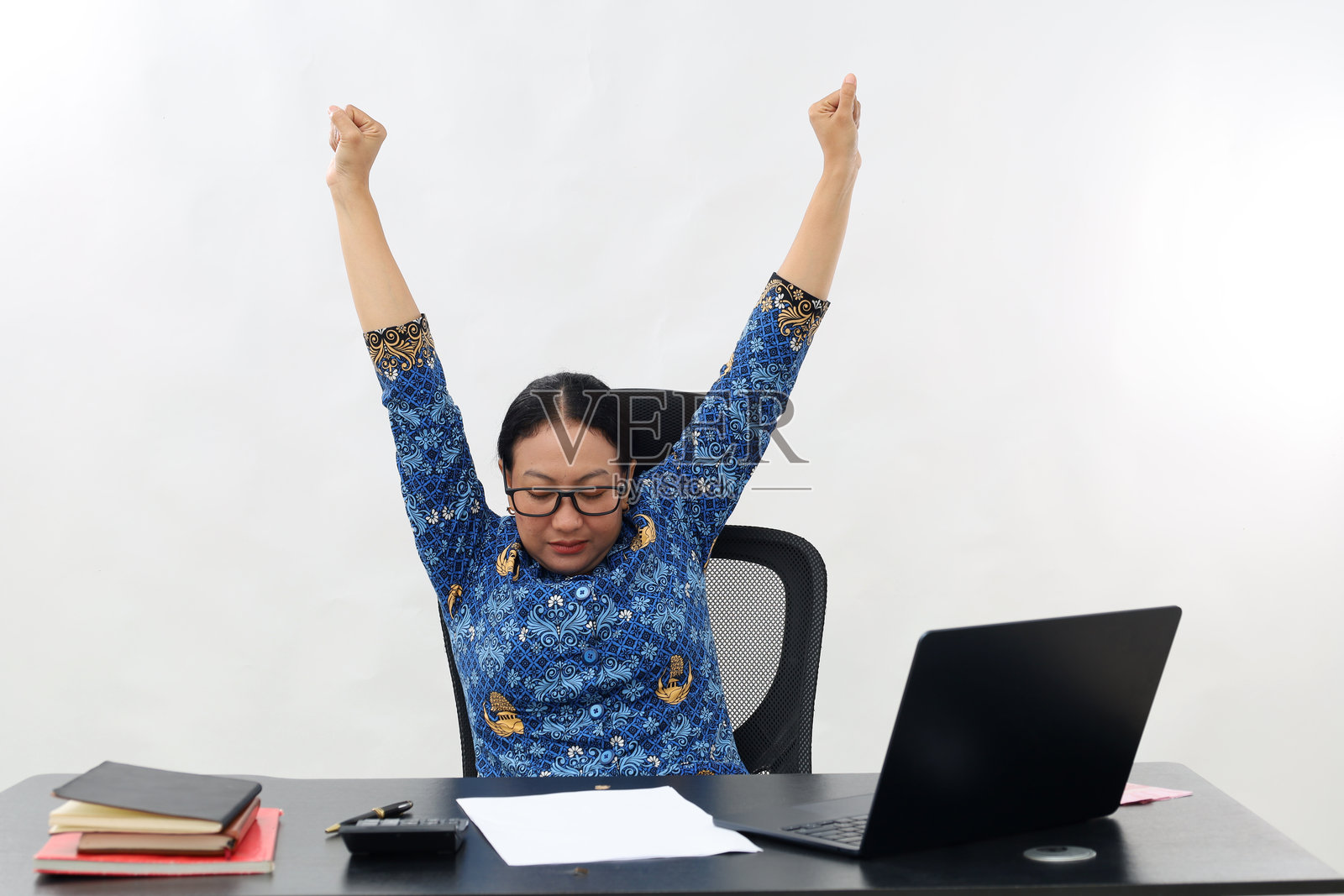 亚洲女性办公室工作人员在白色背景下，双手托着头，做白日梦并休息。照片摄影图片