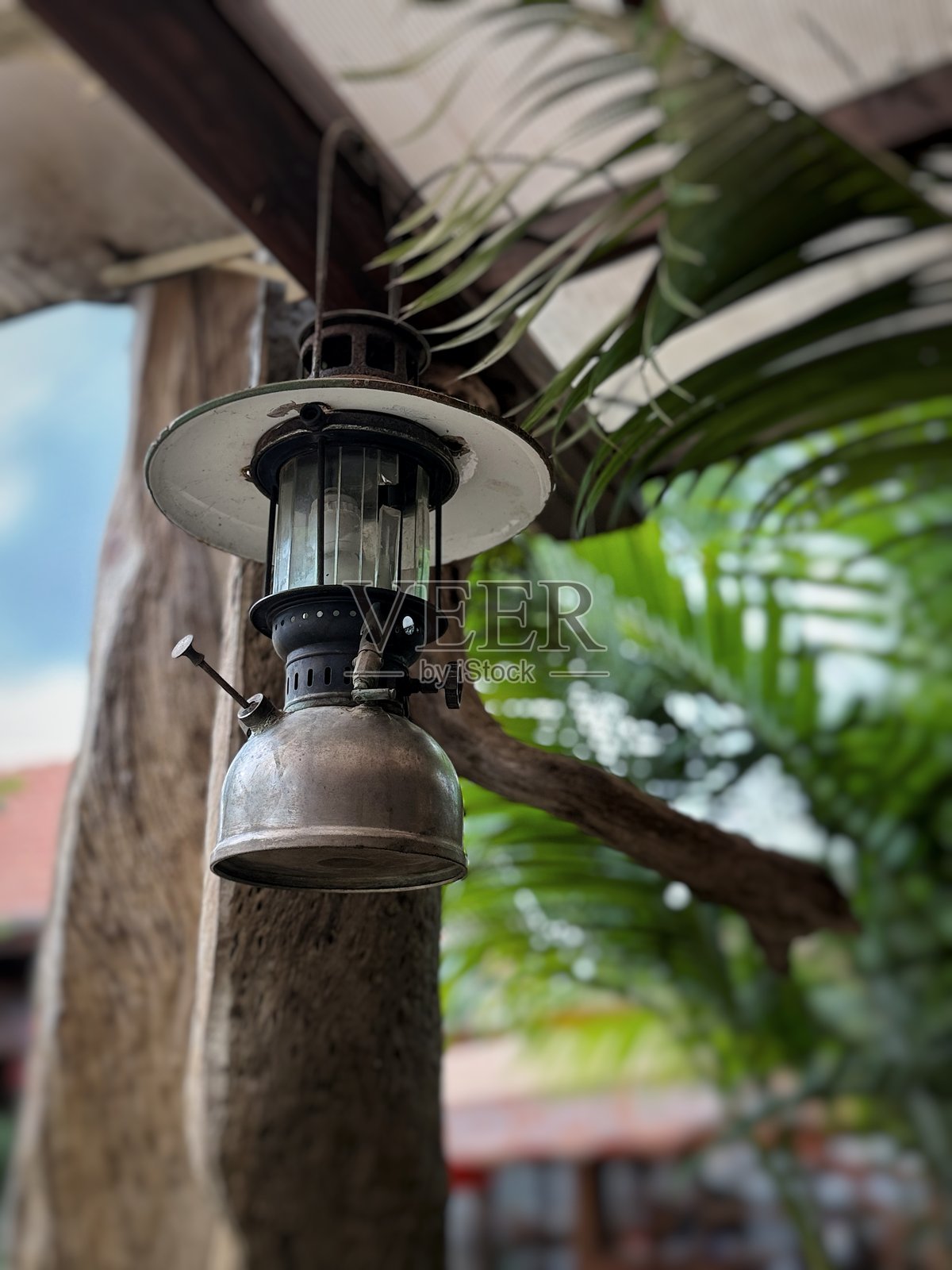 老挝，博义国际边境口岸 - 悬挂在屋内的石蜡灯照亮道路，室内的旧灯，悬挂在门廊上的旧灯笼照片摄影图片