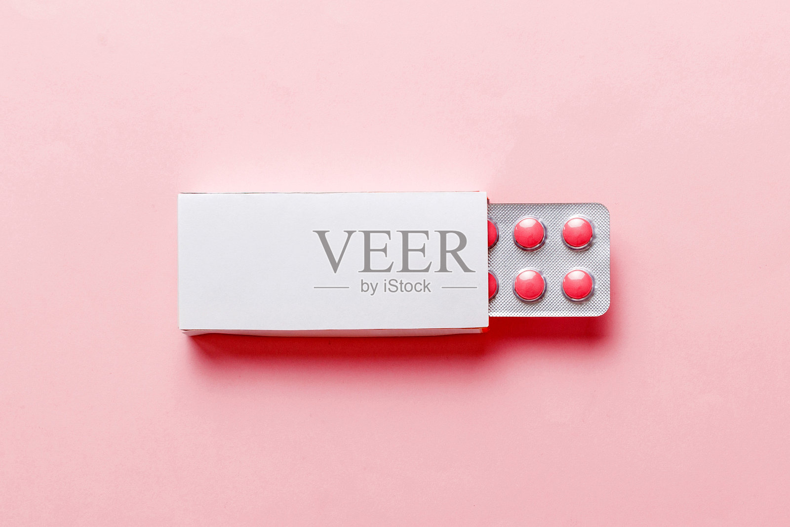 空白白色产品包装盒模型。打开的空白药品盒，带有泡罩的俯视图照片摄影图片