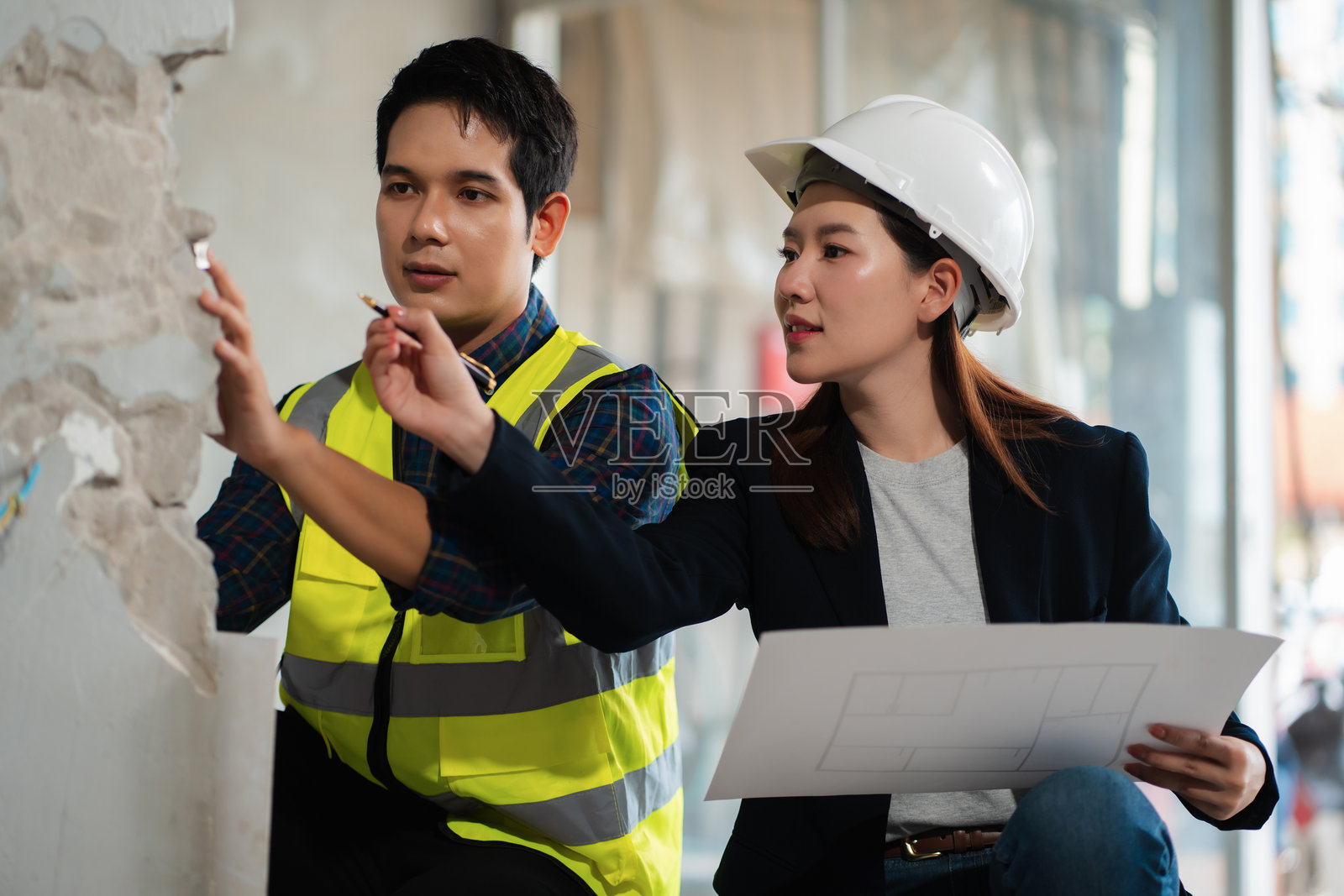 土木工程师和工人在施工现场讨论问题。照片摄影图片