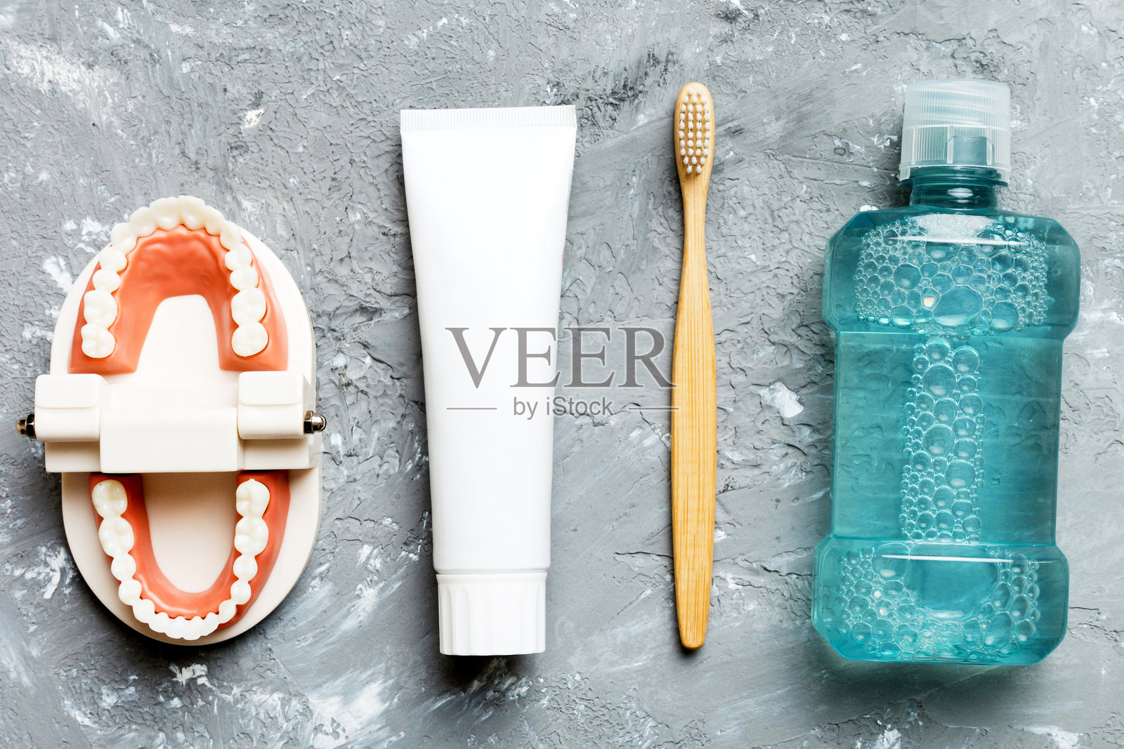 彩色桌面上的漱口水和其他口腔卫生产品，留有空白空间。俯视图。牙齿卫生。口腔护理套件。牙医概念。照片摄影图片