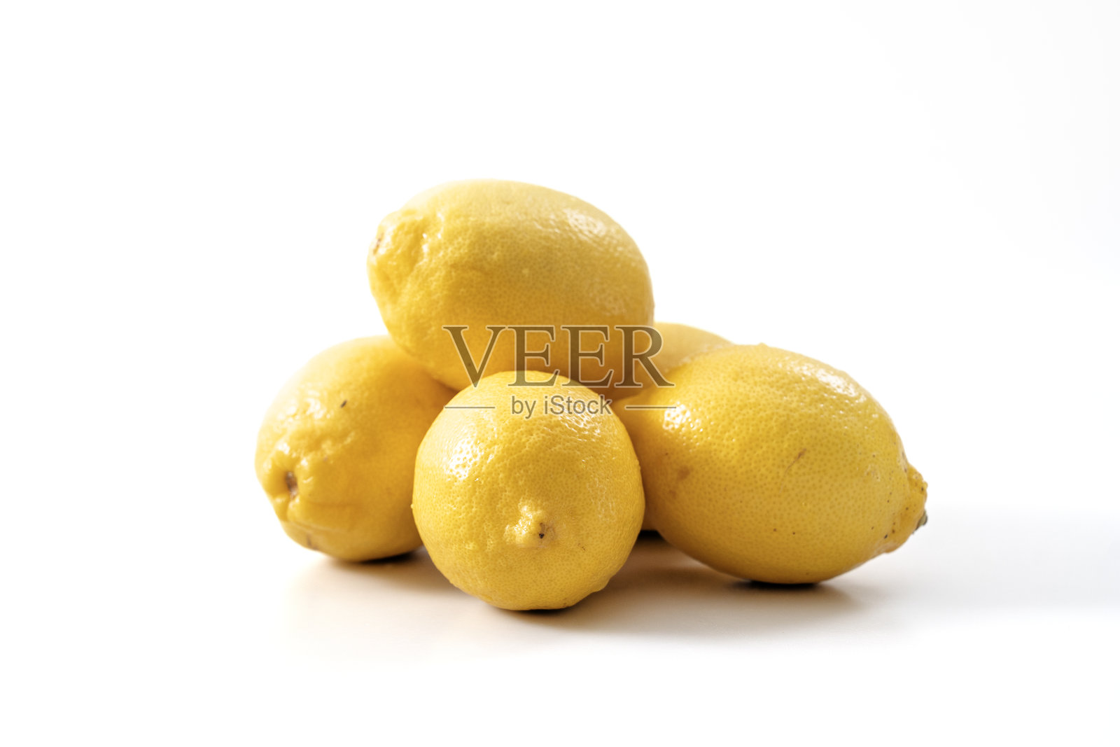 一堆完整的柠檬在白色背景上照片摄影图片