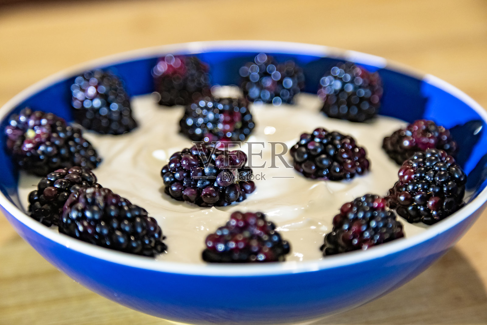 一碗有机酸奶配黑莓照片摄影图片