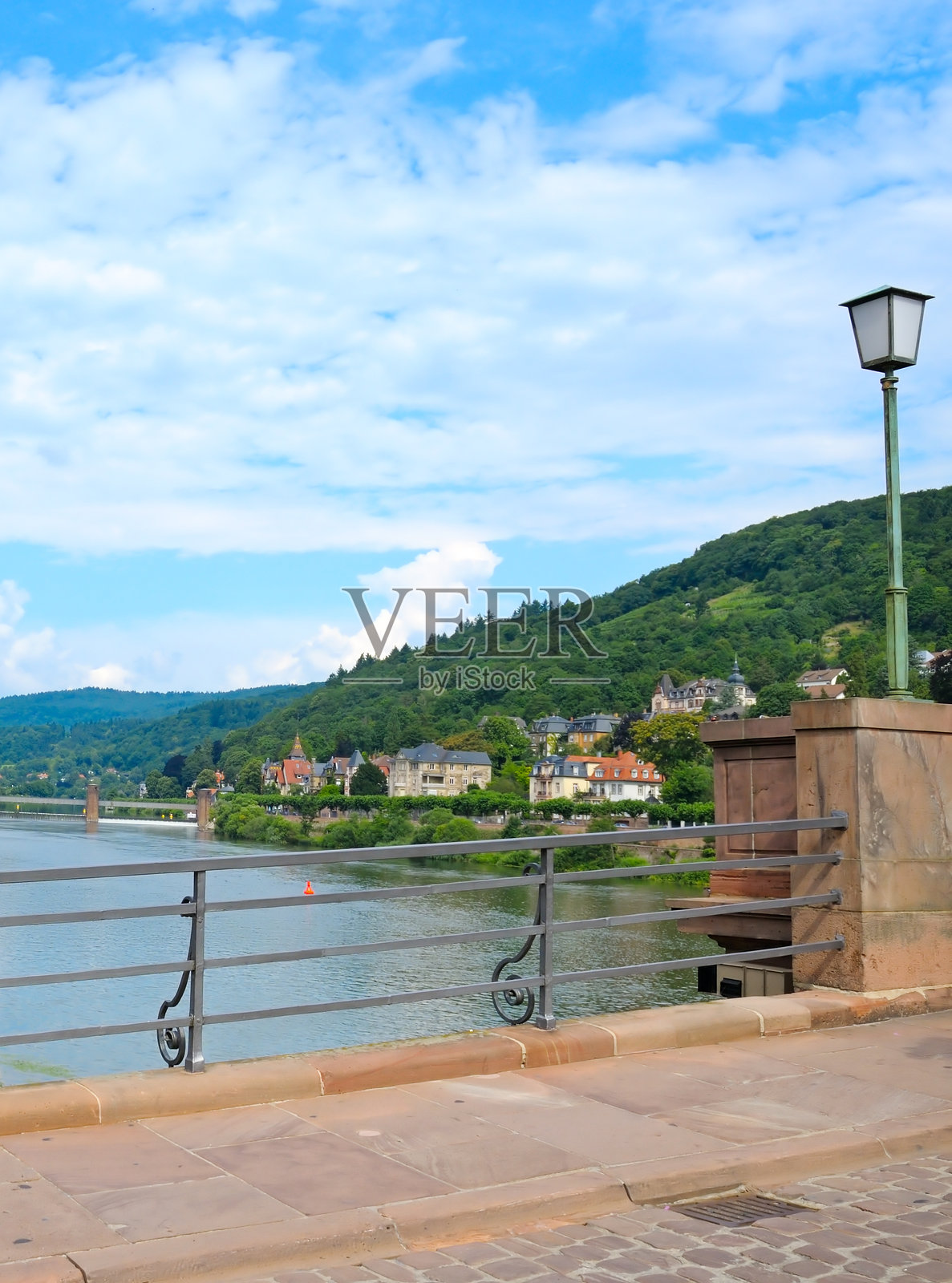 卡尔斯堡市，内卡河的堤岸。从桥上的视角。旅行概念。照片摄影图片