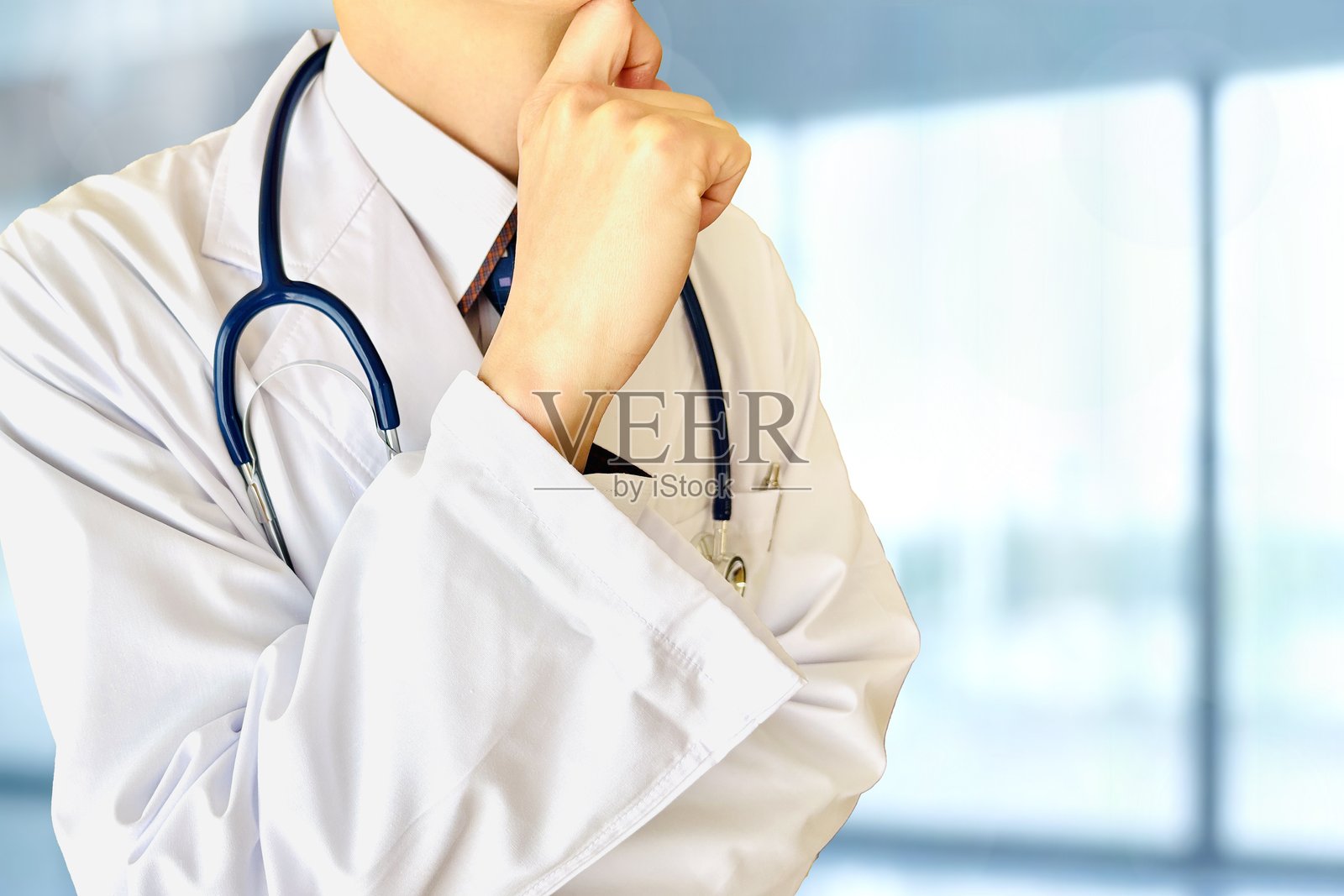 思考中的男性医生照片摄影图片