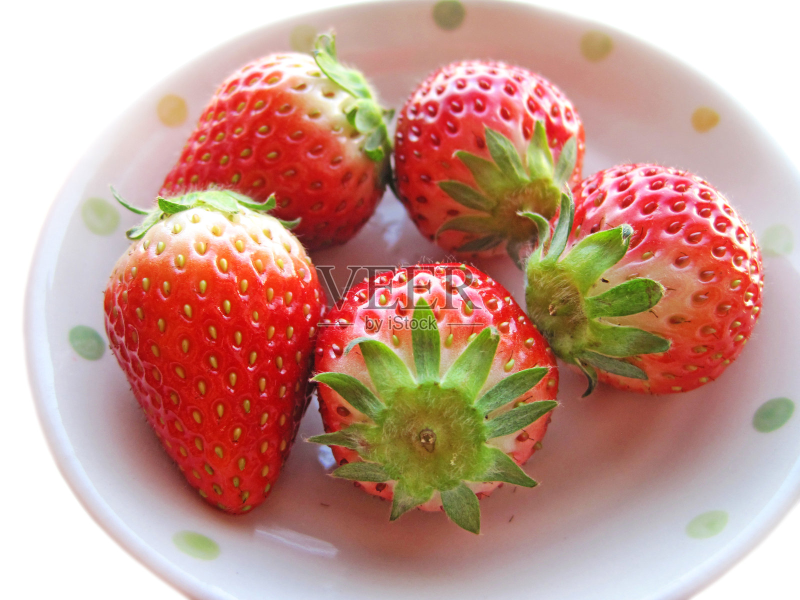 多颗丰硕的草莓放在白色盘子上照片摄影图片