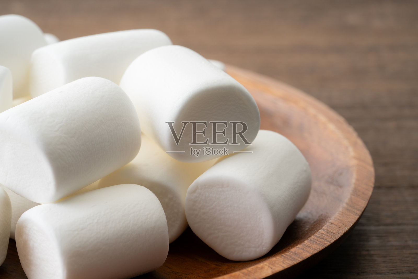 木盘上的白色棉花糖照片摄影图片