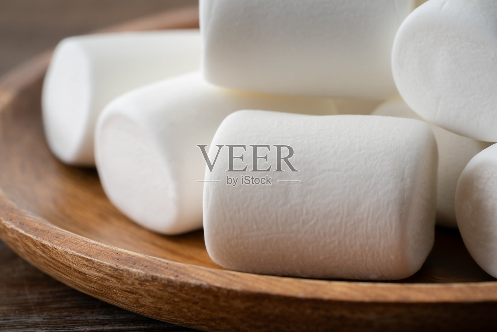 木盘上的白色棉花糖照片摄影图片