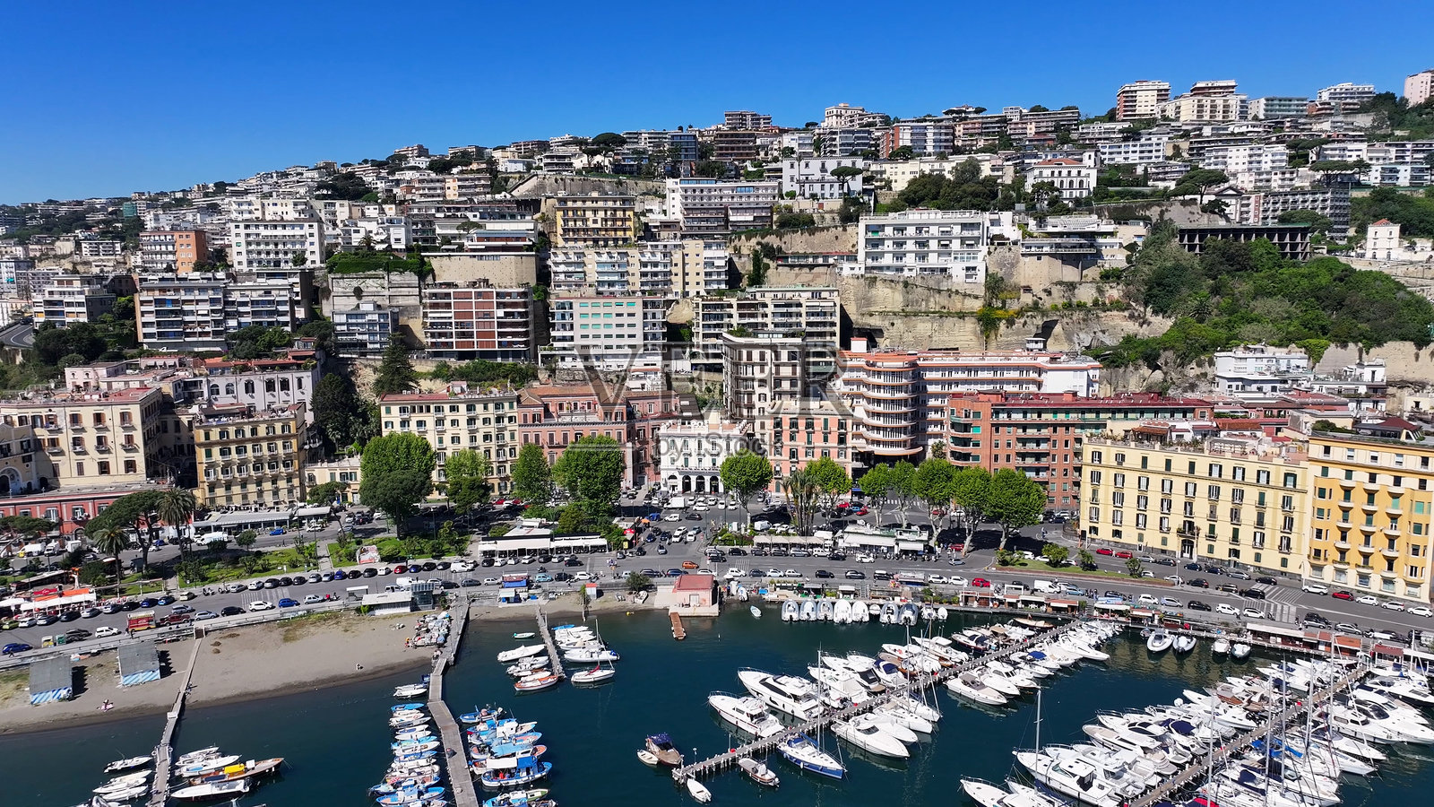 意大利坎帕尼亚大区那不勒斯的天际线。照片摄影图片