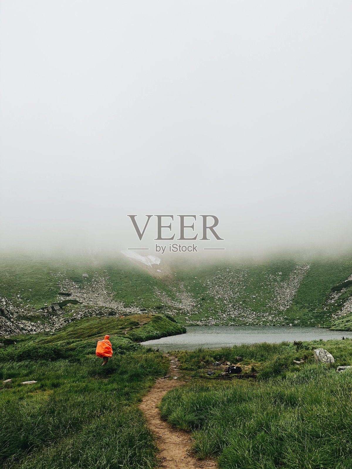 喀尔巴阡山脉中的徒步旅行者。布雷贝内斯库尔湖照片摄影图片