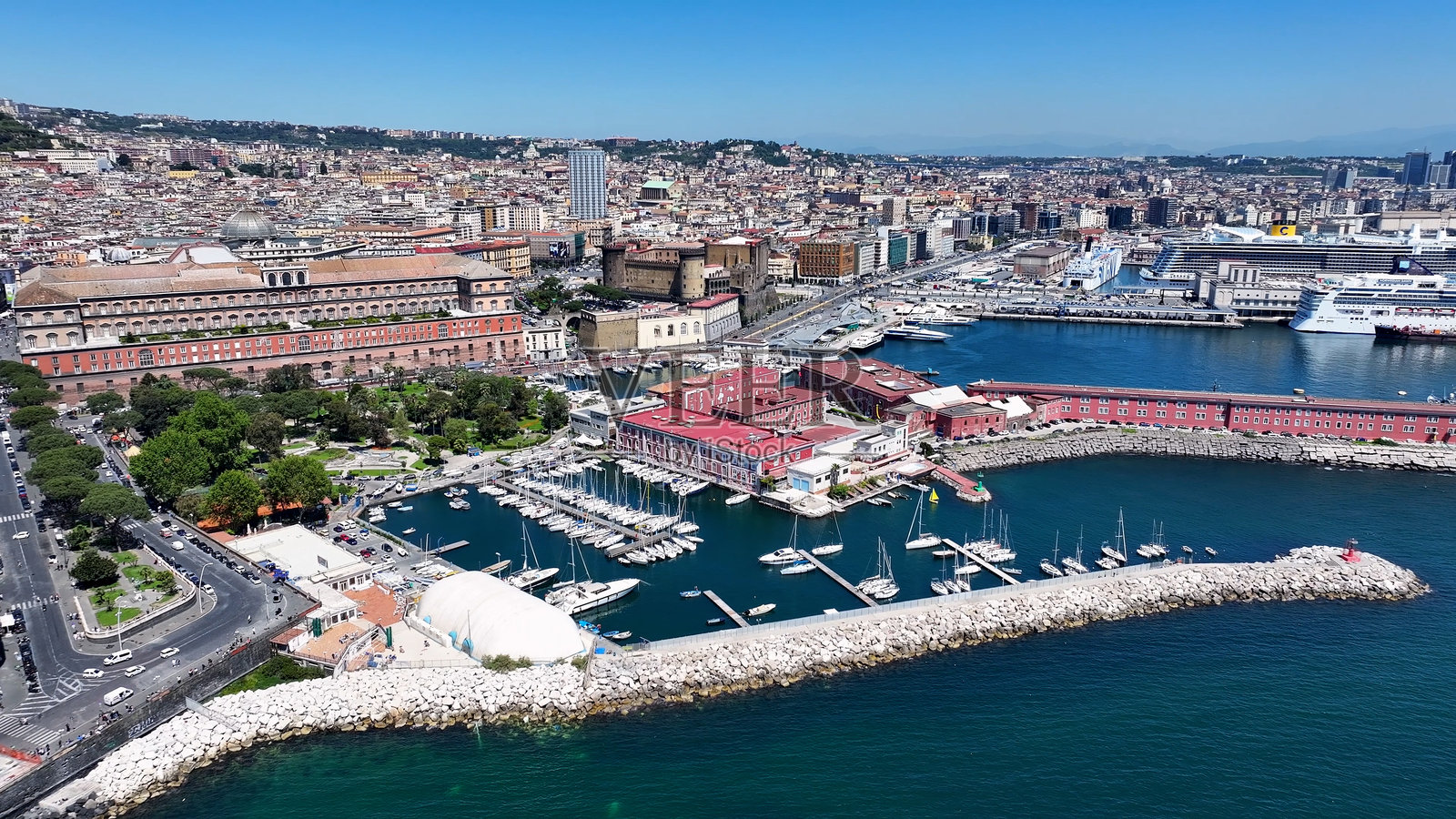 意大利坎帕尼亚的那不勒斯天际线。照片摄影图片