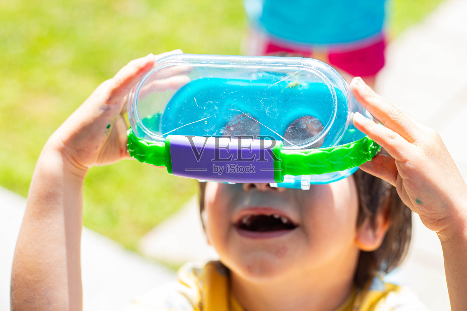 小男孩在昆虫放大盒中观察虫子。照片摄影图片