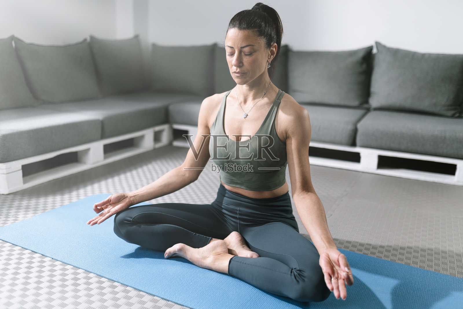 在宁静的室内空间进行冥想练习，专注于正念和放松技巧照片摄影图片