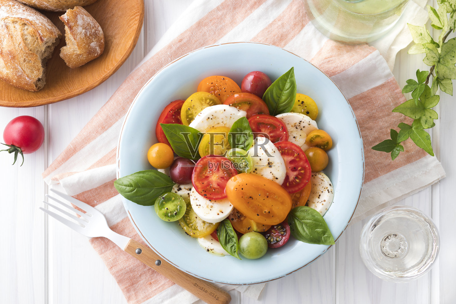 番茄和马苏里拉奶酪沙拉照片摄影图片