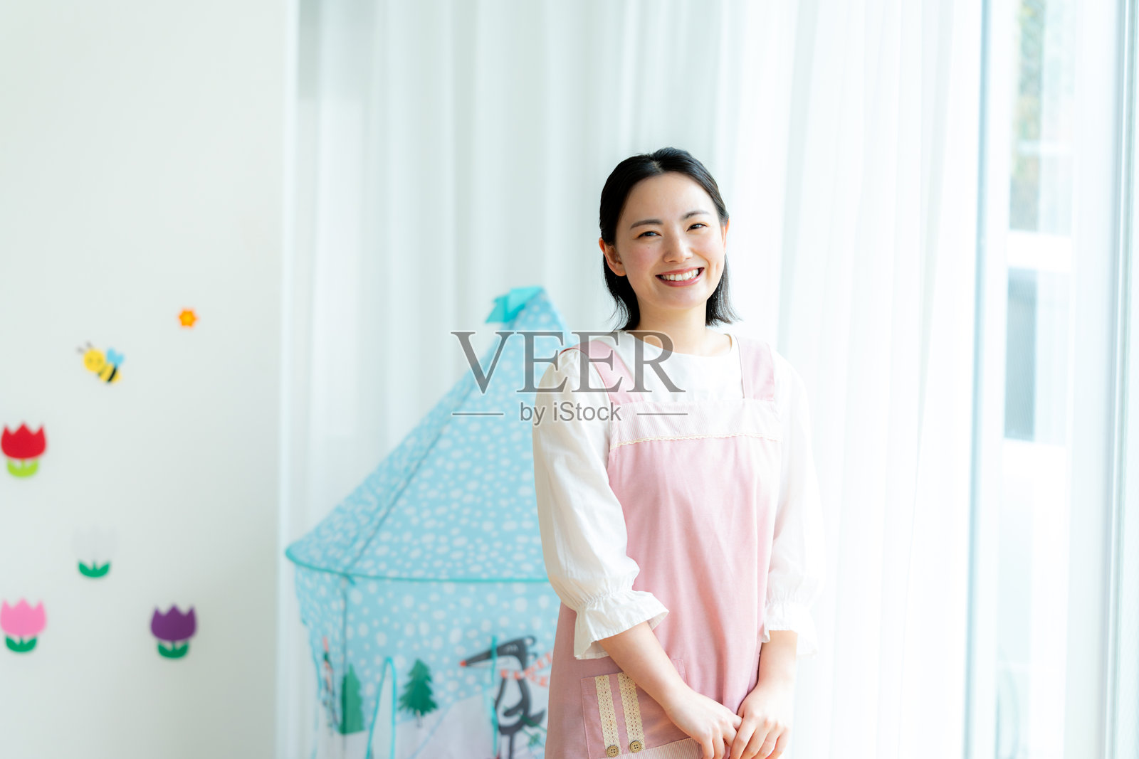 在幼儿园工作的儿童保育员照片摄影图片