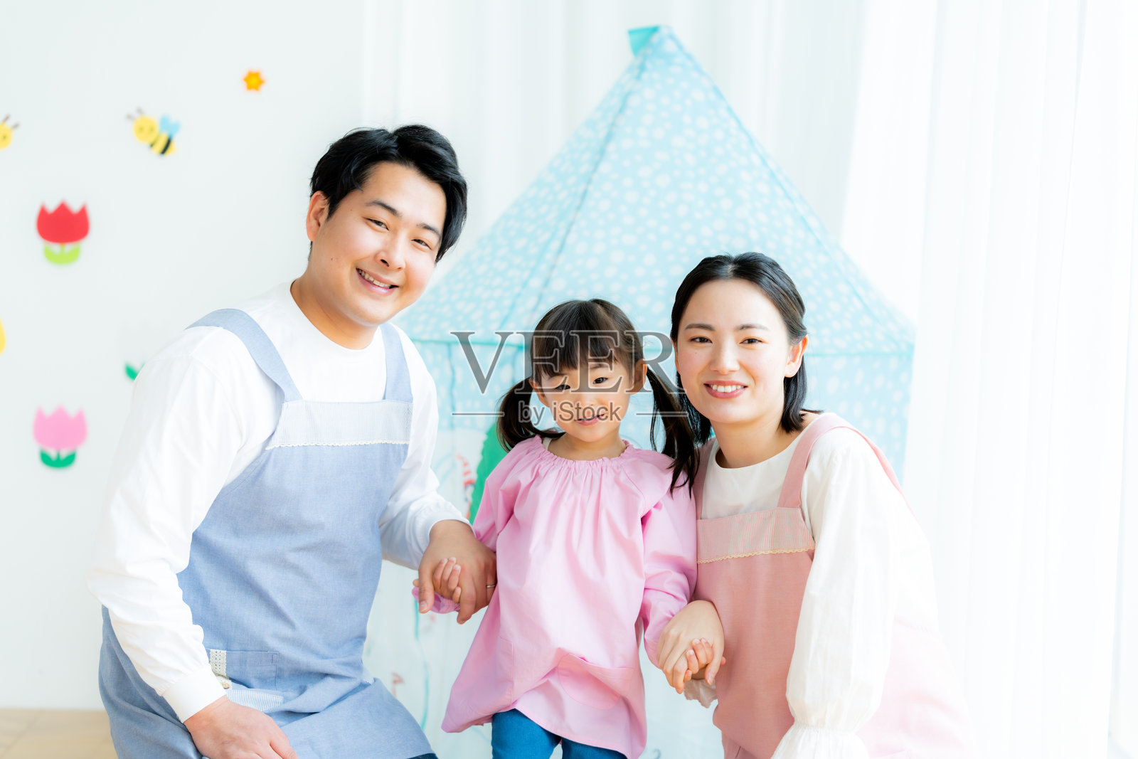 在幼儿园工作的儿童保育员照片摄影图片