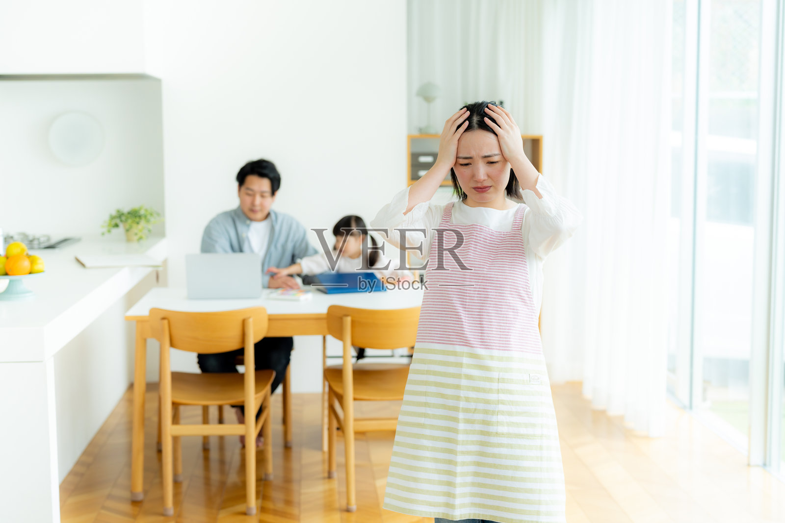 微笑的妈妈照片摄影图片