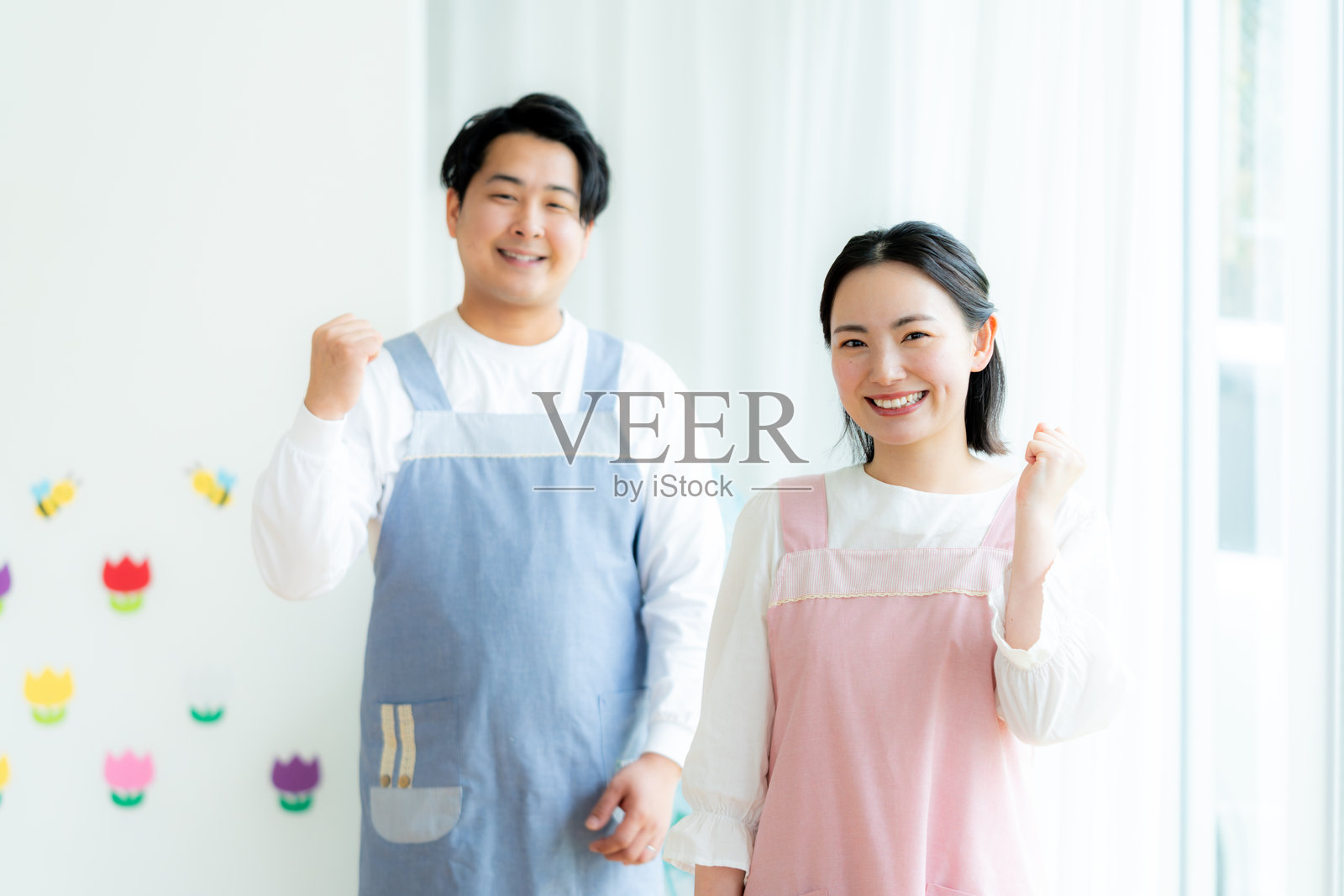 在幼儿园工作的儿童保育员照片摄影图片