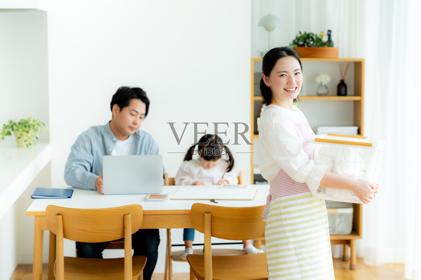 妈妈在洗衣服照片摄影图片