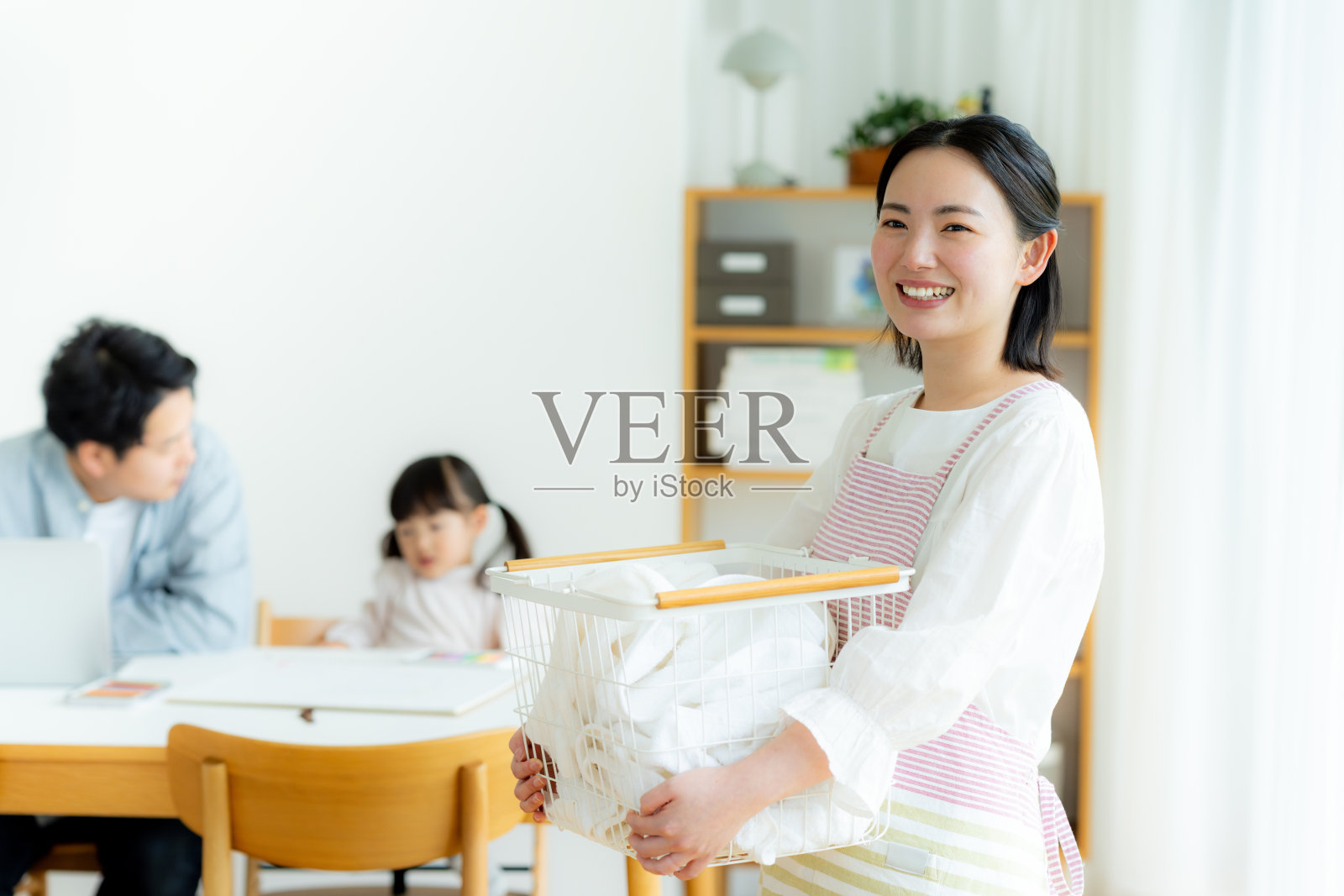 妈妈在洗衣服照片摄影图片