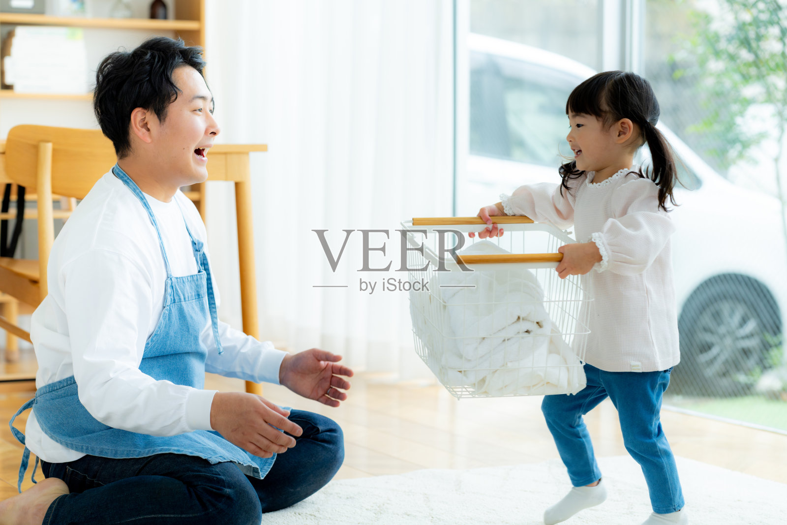 父亲在做家务照片摄影图片