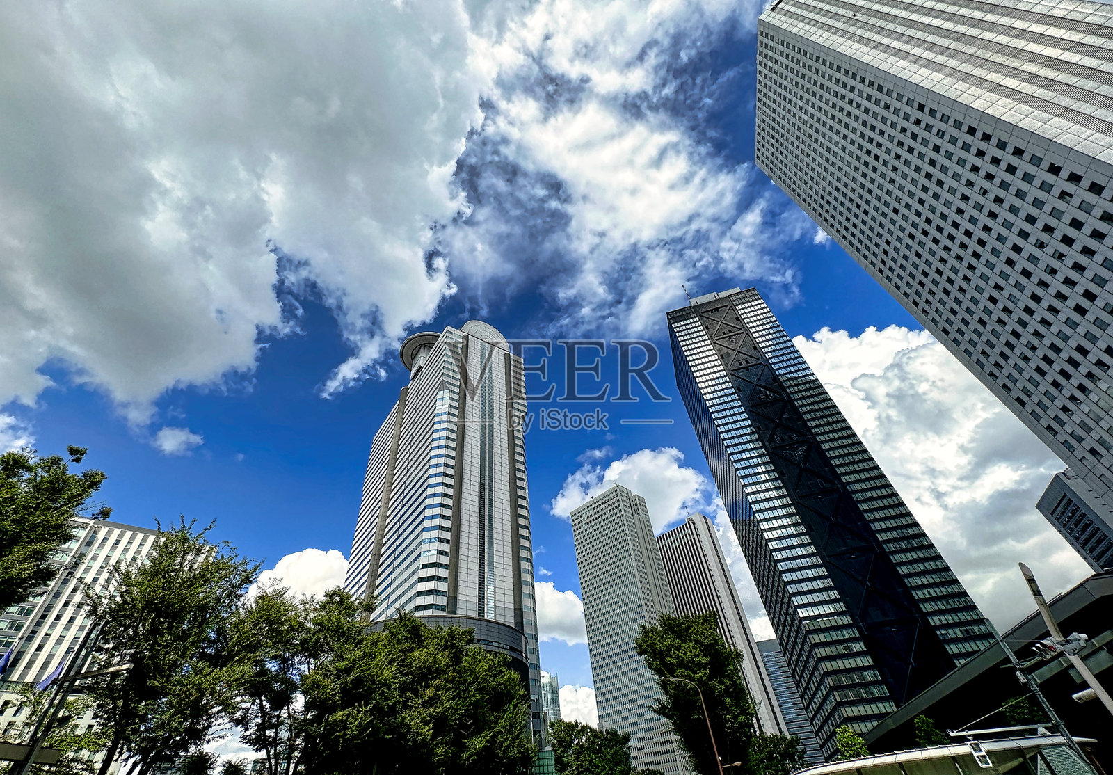 新宿摩天大楼，蓝天白云，白天照片摄影图片