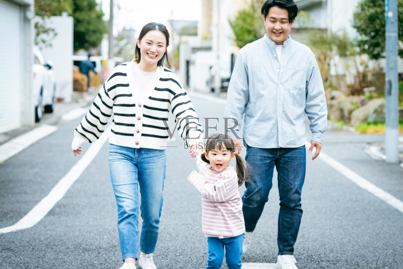 家庭散步照片摄影图片