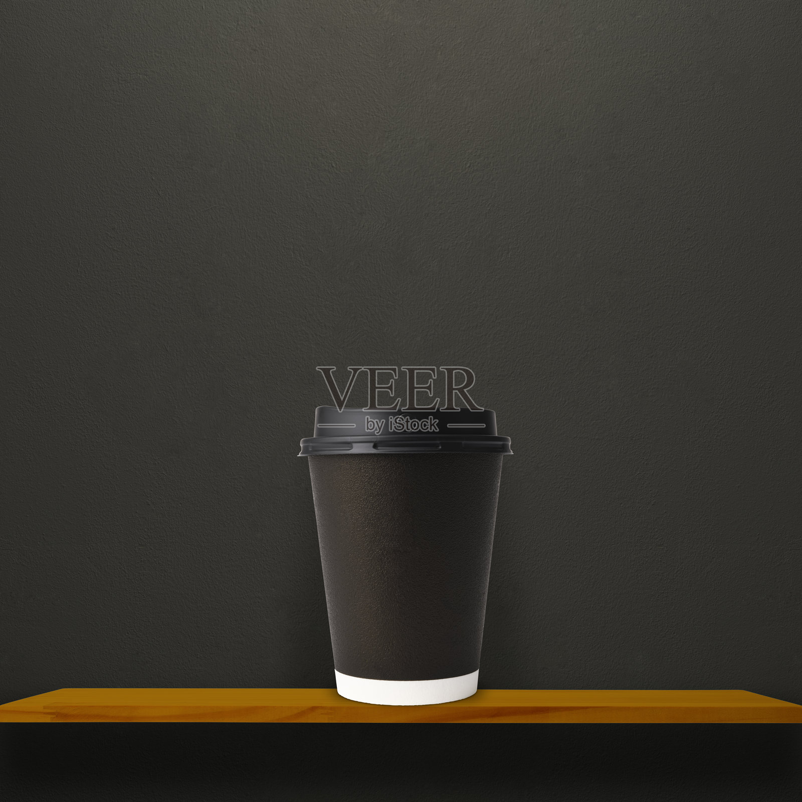 木架子上放着一次性纸咖啡杯，背景是深色混凝土墙。照片摄影图片
